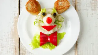 Uśmiechnięta myszka z puree, oliwek i papryki. Idealne zdrowe przekąski dla niemowlaka, które zachęcą do jedzenia.