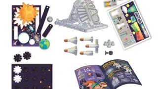 Zestaw do zabawy w kosmos dla dzieci: rakiety, statek kosmiczny, planety, gwiazdy i astronauta.