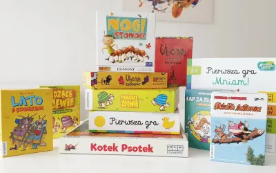 Popularne gry karciane dla dzieci: "Nogi Stonogi", "Ubongo", "Licz i Lwice", "Pędzące Żółwie", "Pierwsza gra Mniam!", "Kotek Psotek", "Łap za Słońce", "Szkoła latania".