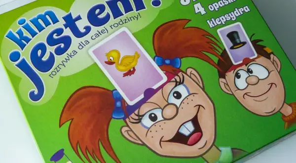Gra "Kim jestem?" to świetna zabawa dla całej rodziny! Na zielonym tle widać wesołe postacie z kartami na głowach.