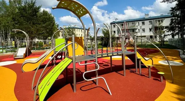 Plac zabaw: Pozwolenie czy zgłoszenie? Formalności i bezpieczeństwo