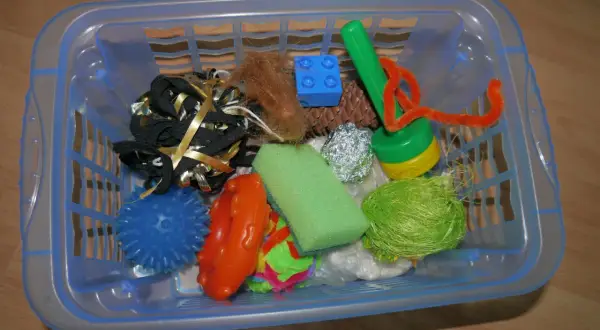 Pudełko sensoryczne: Klucz do rozwoju zmysłów dziecka? DIY!