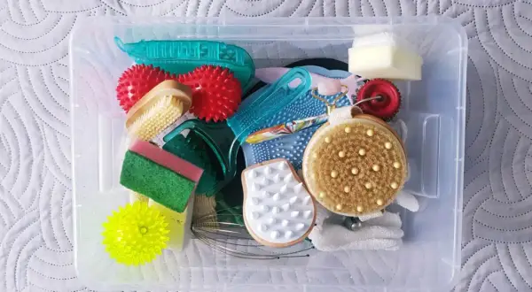 Jak zrobić pomoce sensoryczne DIY? Rozwój dziecka krok po kroku