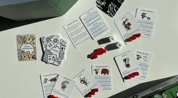 Gra planszowa dla nastolatków z kartami wiedzy i akcji. Wesołe ilustracje i ciekawe zasady zachęcają do wspólnej zabawy.