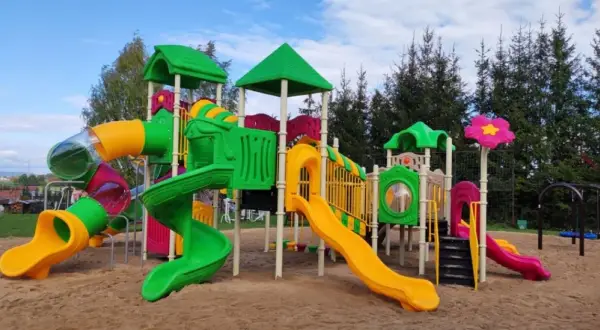 Ile kosztuje plac zabaw? Analiza kosztów i zwrotu z inwestycji