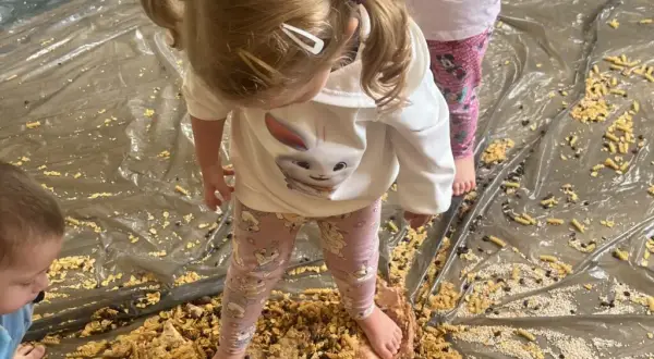 Ścieżka sensoryczna do chodzenia: Klucz do rozwoju i zabawy DIY