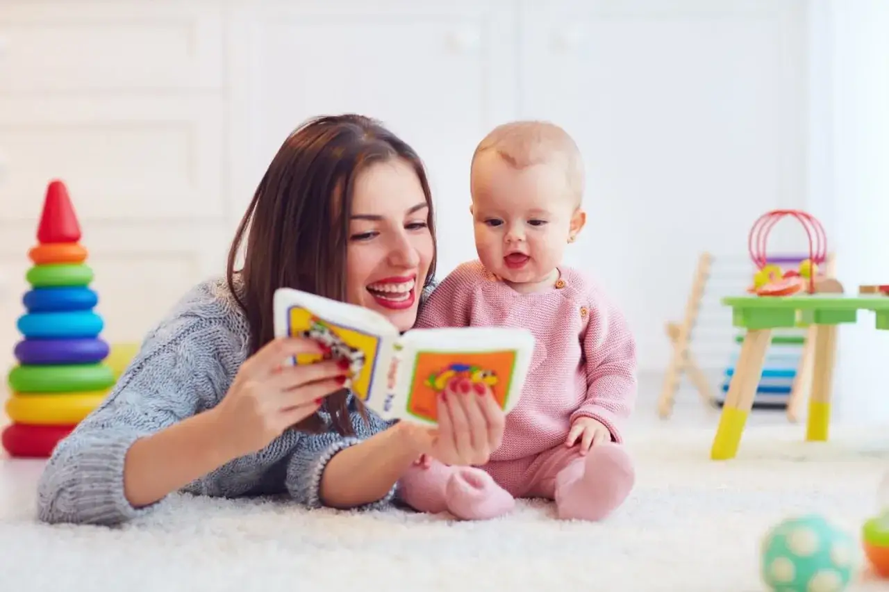 Mama czyta dziecku książeczkę, wspierając jego skok rozwojowy. Radość i nauka w jednym.