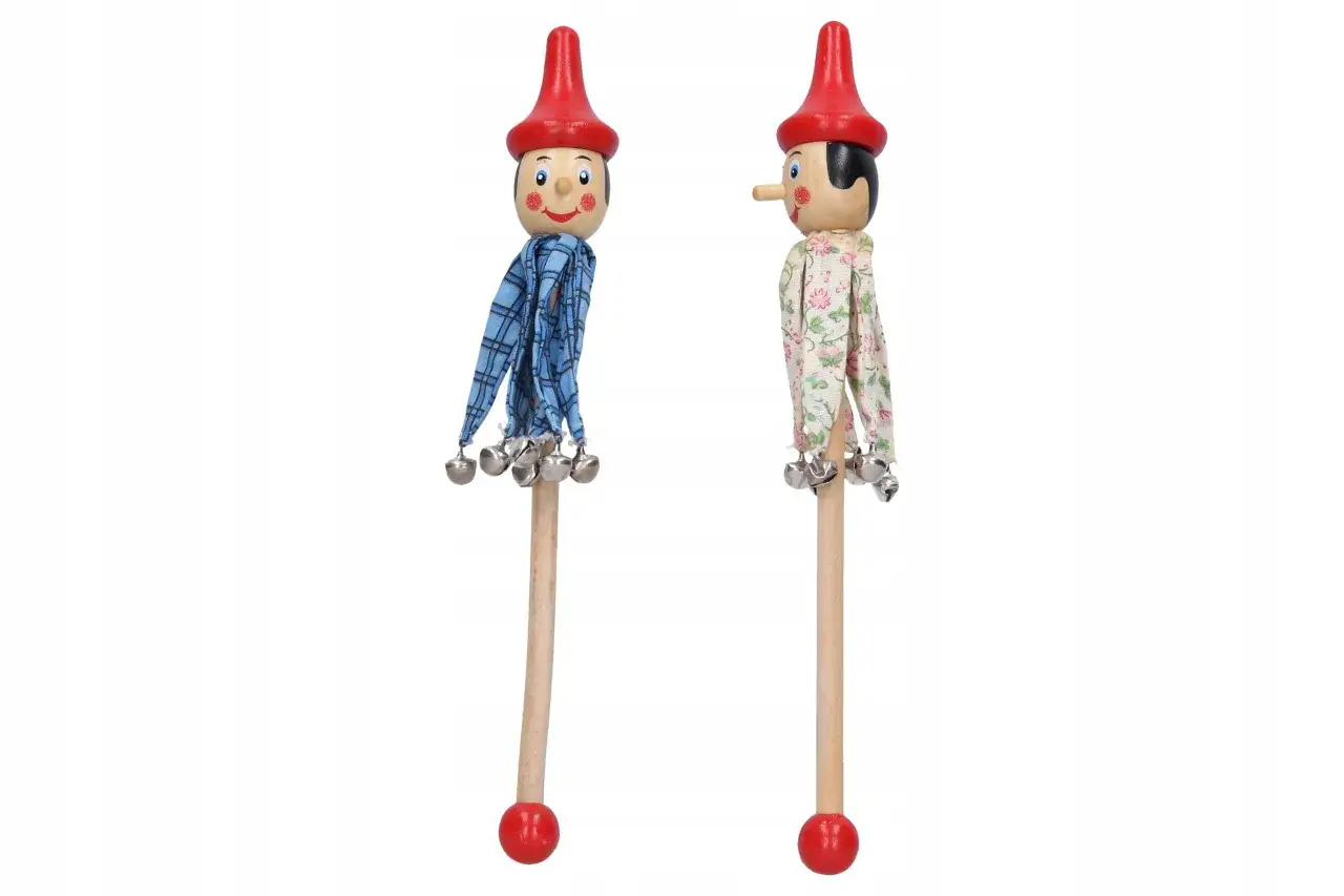 Dwie drewniane marionetki z dzwoneczkami, jedna w niebieską kratkę, druga w kwiecisty wzór.